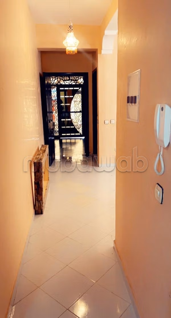 Bel appartement en location à Hay Hassani. 
2 chambres agréables. 
Bien meublé