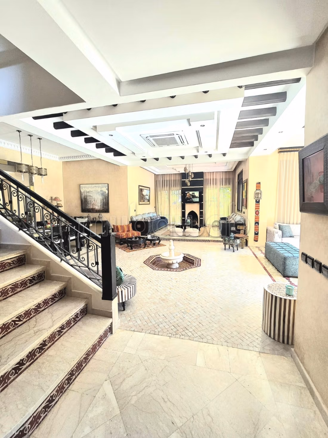 Somptueuse villa à louer à Route de Ouarzazate.
Surface totale 310 m².
Bien meublé
