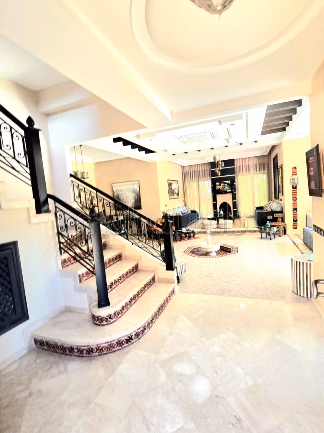 Somptueuse villa à louer à Route de Ouarzazate.
Surface totale 310 m².
Bien meublé