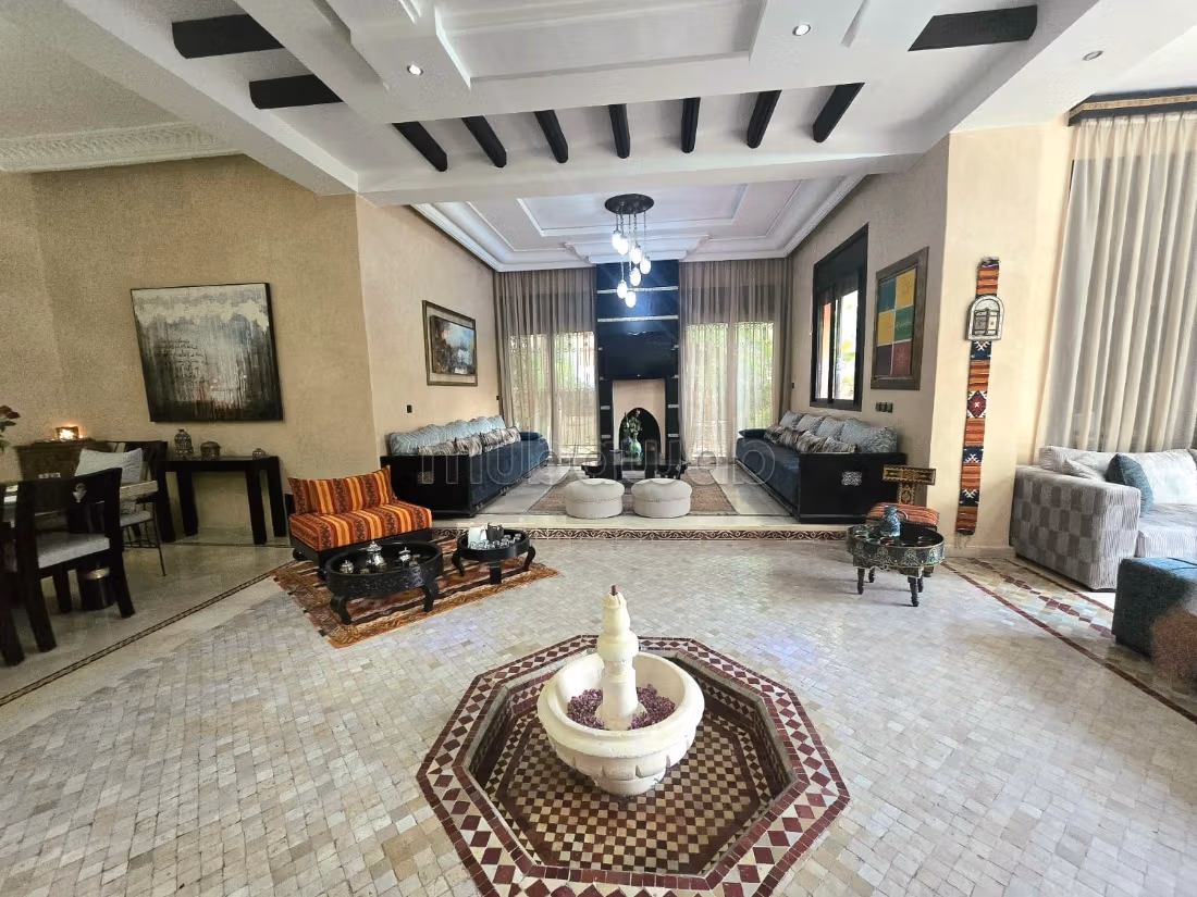 Somptueuse villa à louer à Route de Ouarzazate.
Surface totale 310 m².
Bien meublé
