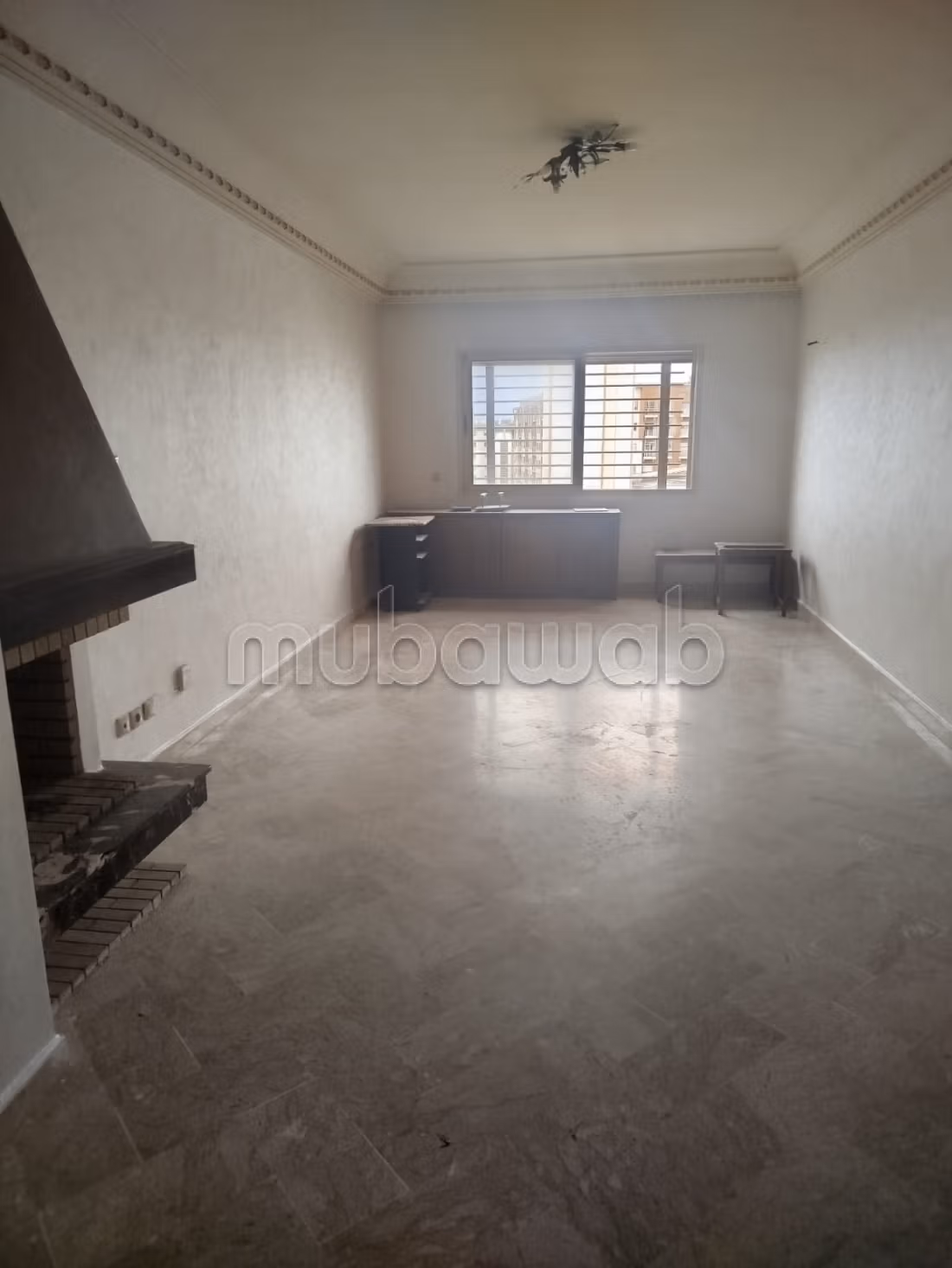 Location d'un appartement à Nassim 2. Superficie totale de 120 m². La cheminée et le service d'un gardien.
