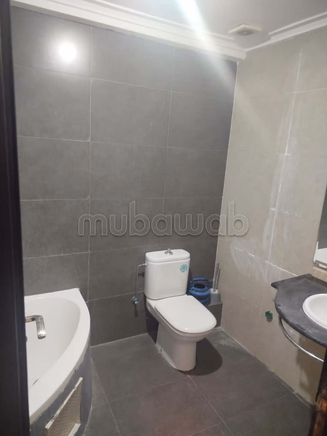 Location d'un appartement à Nassim 2. Superficie totale de 120 m². La cheminée et le service d'un gardien. — 3