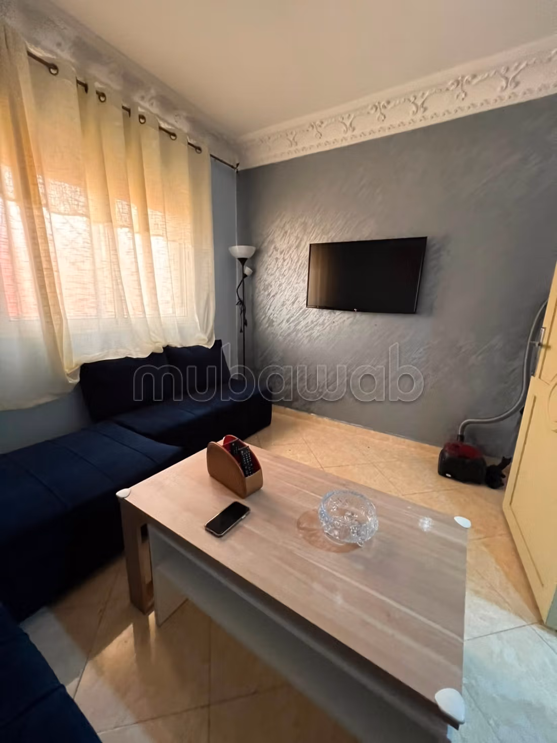 Bel appartement à vendre à Deroua. 
4 grandes pièces. 
Meublé