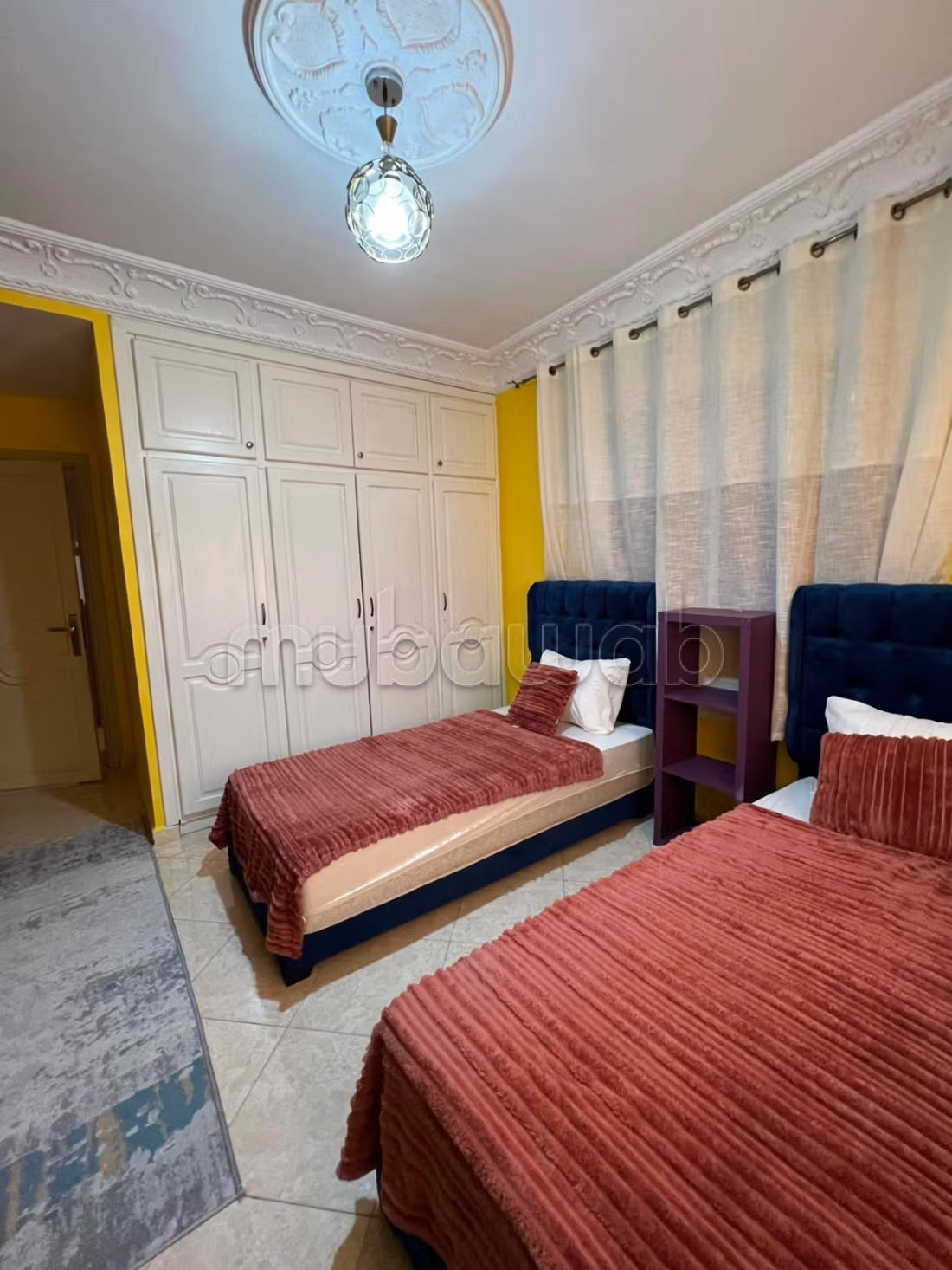 Bel appartement à vendre à Deroua. 
4 grandes pièces. 
Meublé