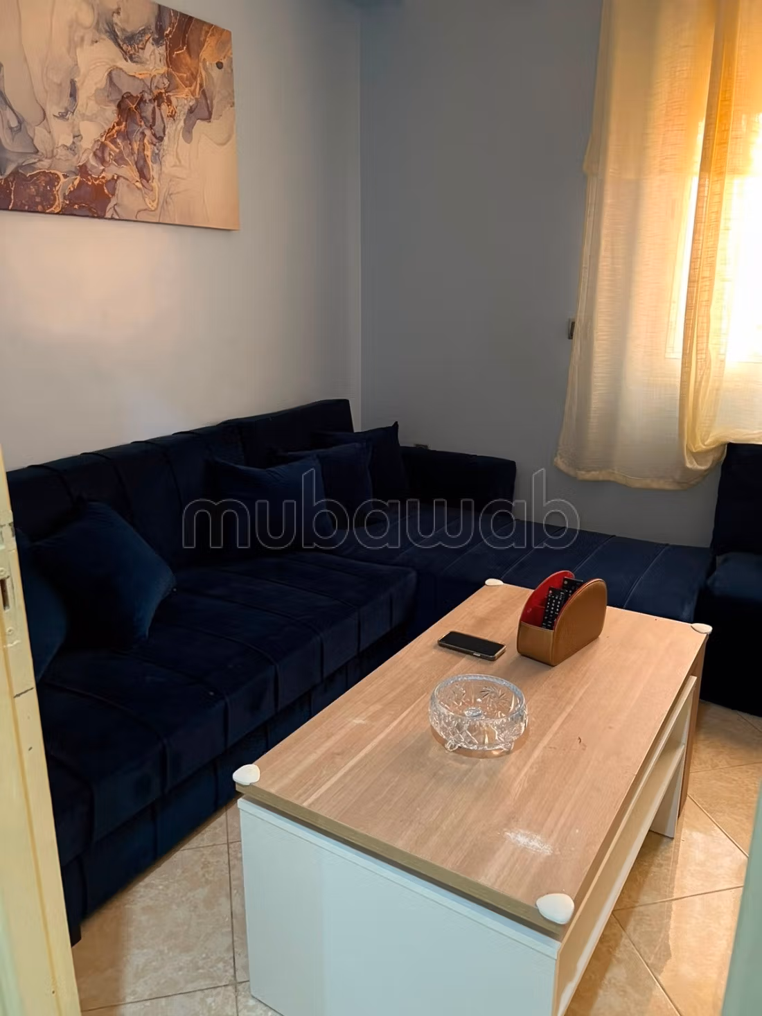 Bel appartement à vendre à Deroua. 
4 grandes pièces. 
Meublé