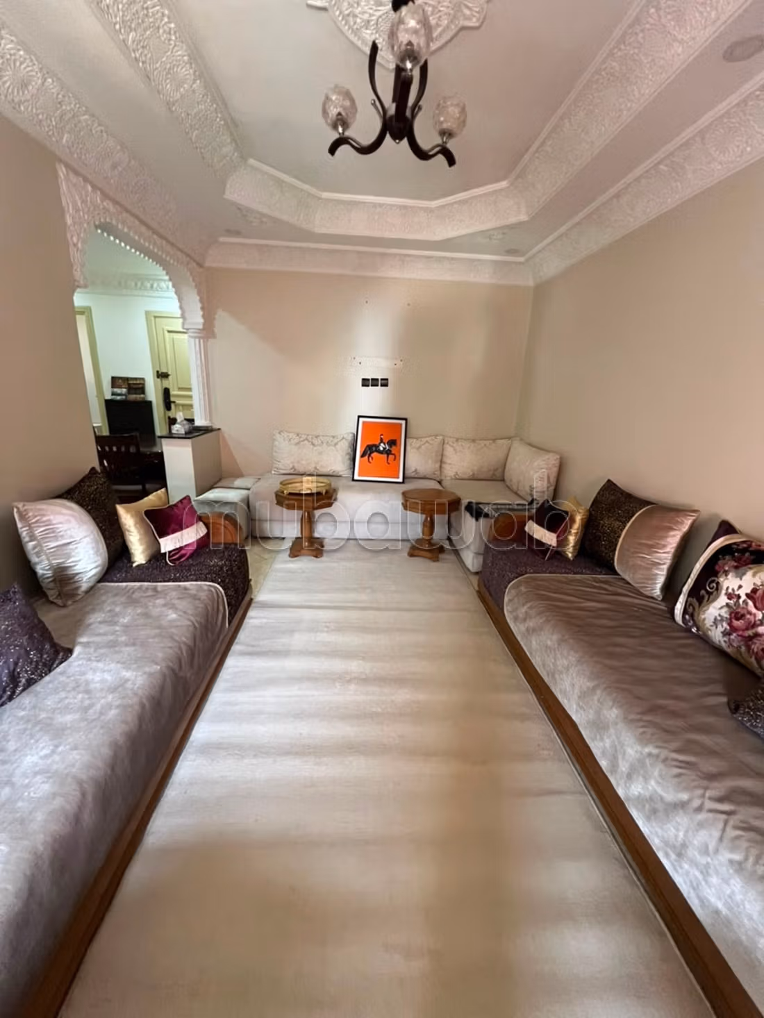 Bel appartement à vendre à Deroua. 
4 grandes pièces. 
Meublé