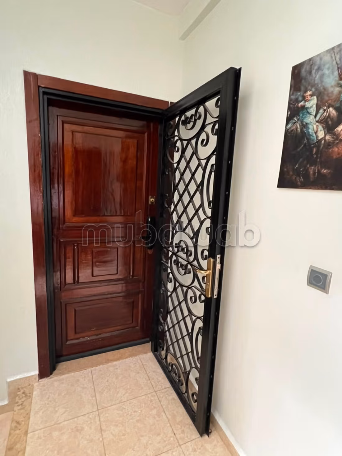 Bel appartement à vendre à Deroua. 
4 grandes pièces. 
Meublé