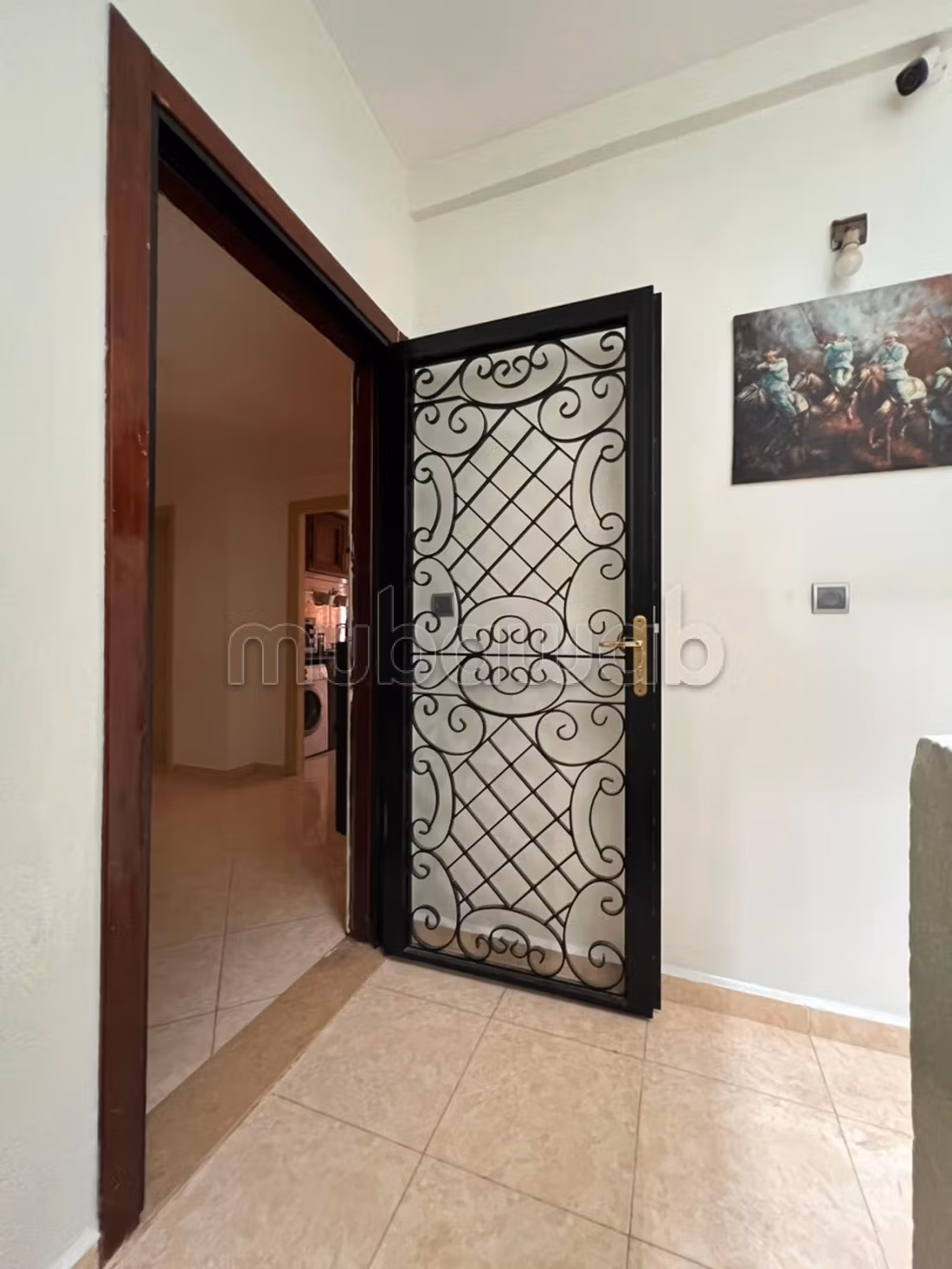 Bel appartement à vendre à Deroua. 
4 grandes pièces. 
Meublé