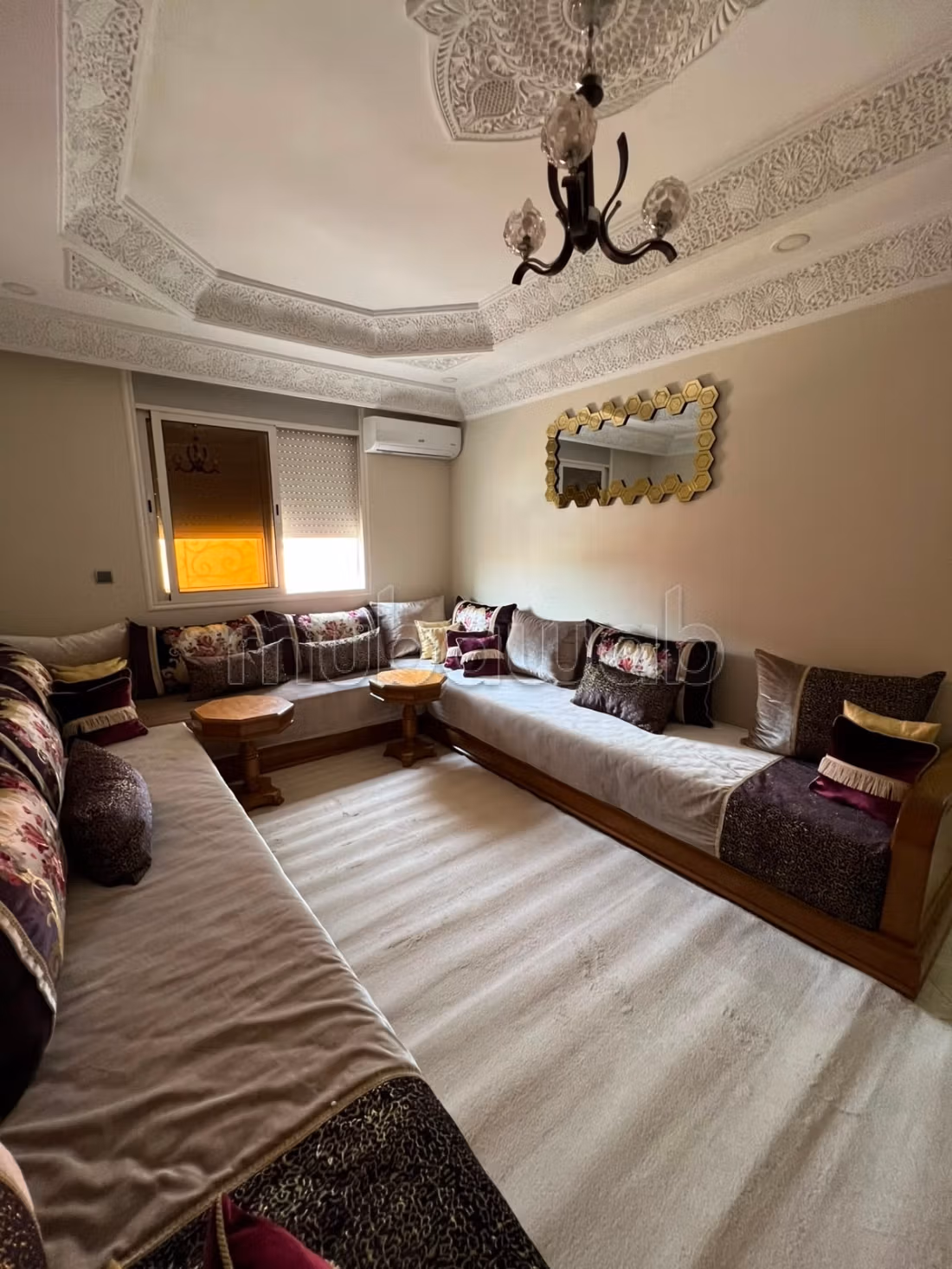Bel appartement à vendre à Deroua. 
4 grandes pièces. 
Meublé