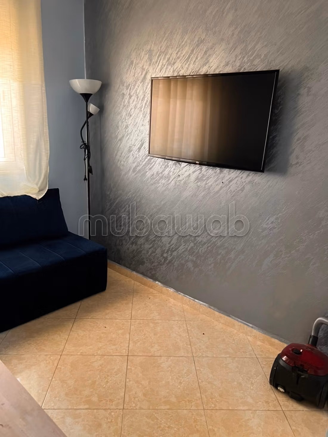 Bel appartement à vendre à Deroua. 
4 grandes pièces. 
Meublé