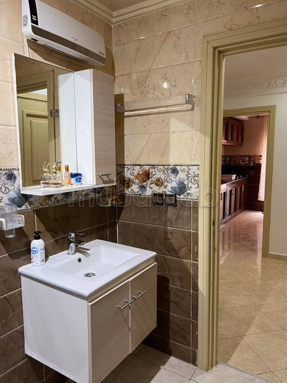 Bel appartement à vendre à Deroua. 
4 grandes pièces. 
Meublé