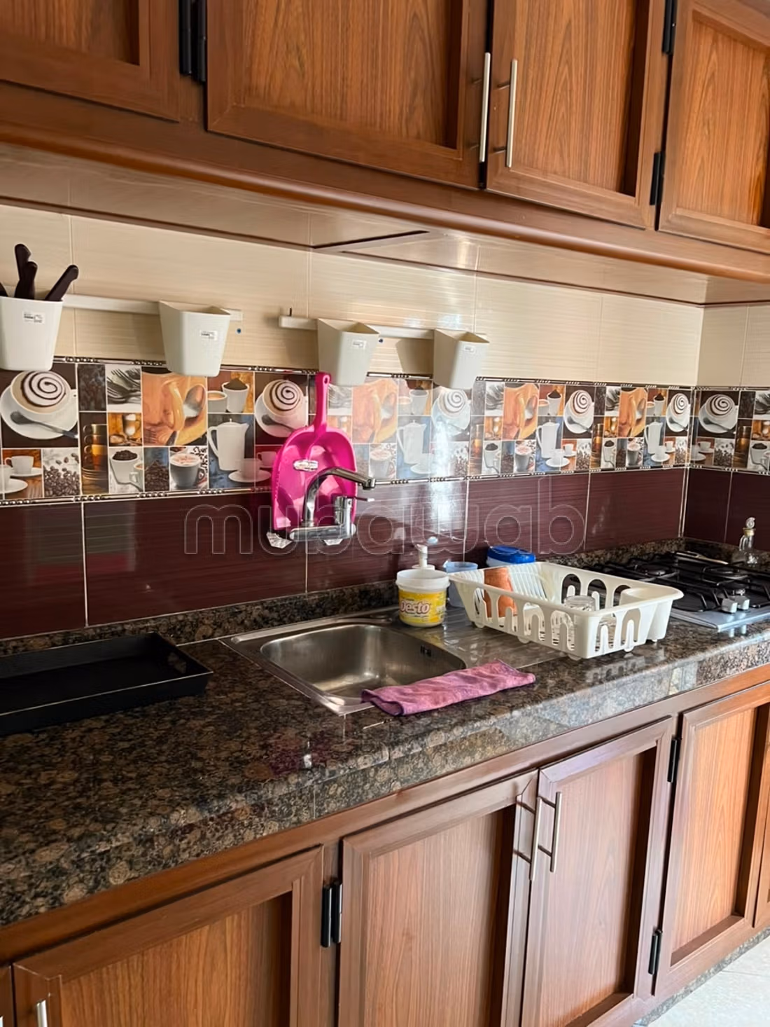 Bel appartement à vendre à Deroua. 
4 grandes pièces. 
Meublé