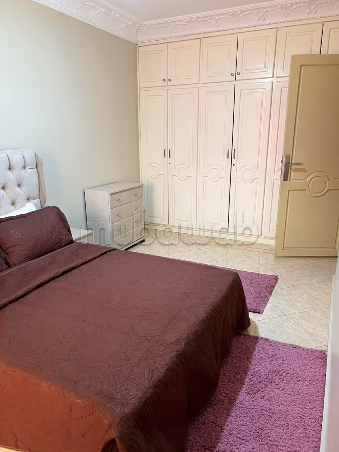 Bel appartement à vendre à Deroua. 
4 grandes pièces. 
Meublé