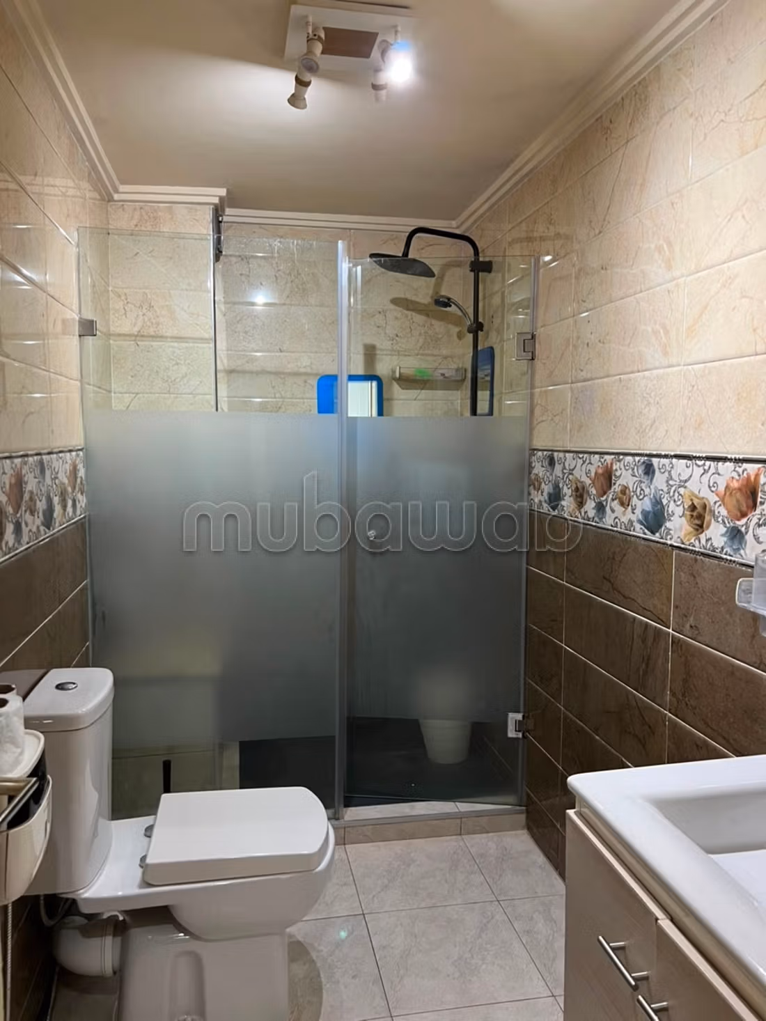 Bel appartement à vendre à Deroua. 
4 grandes pièces. 
Meublé