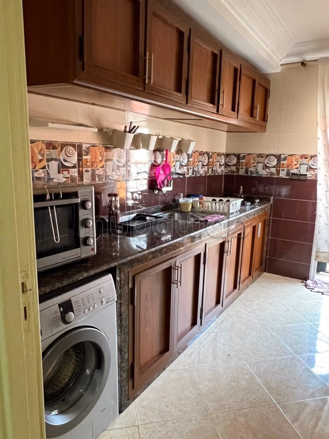 Bel appartement à vendre à Deroua. 
4 grandes pièces. 
Meublé
