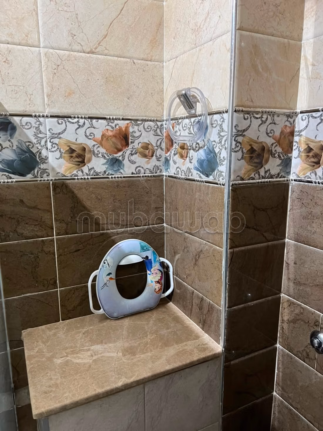 Bel appartement à vendre à Deroua. 
4 grandes pièces. 
Meublé