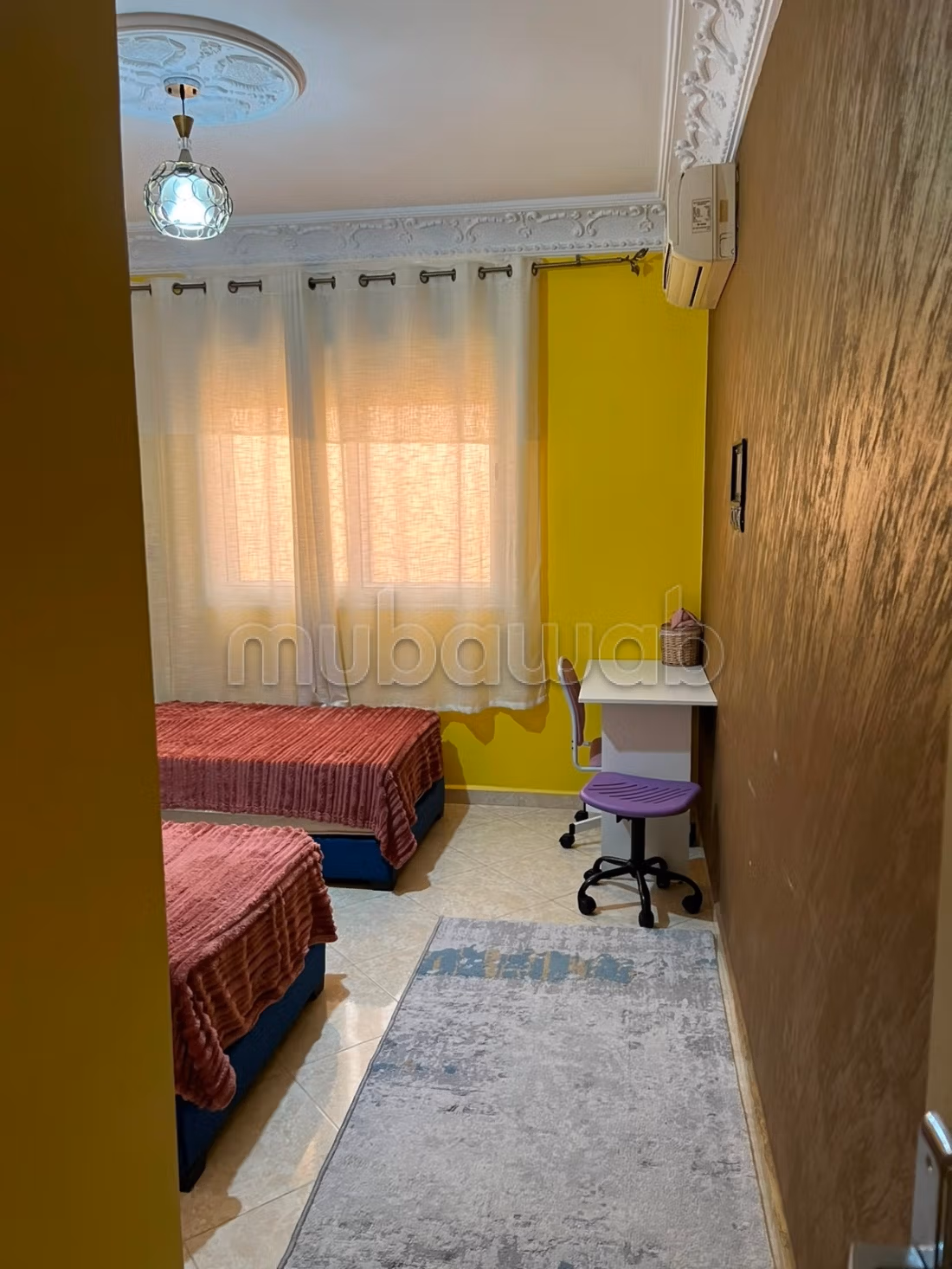 Bel appartement à vendre à Deroua. 
4 grandes pièces. 
Meublé