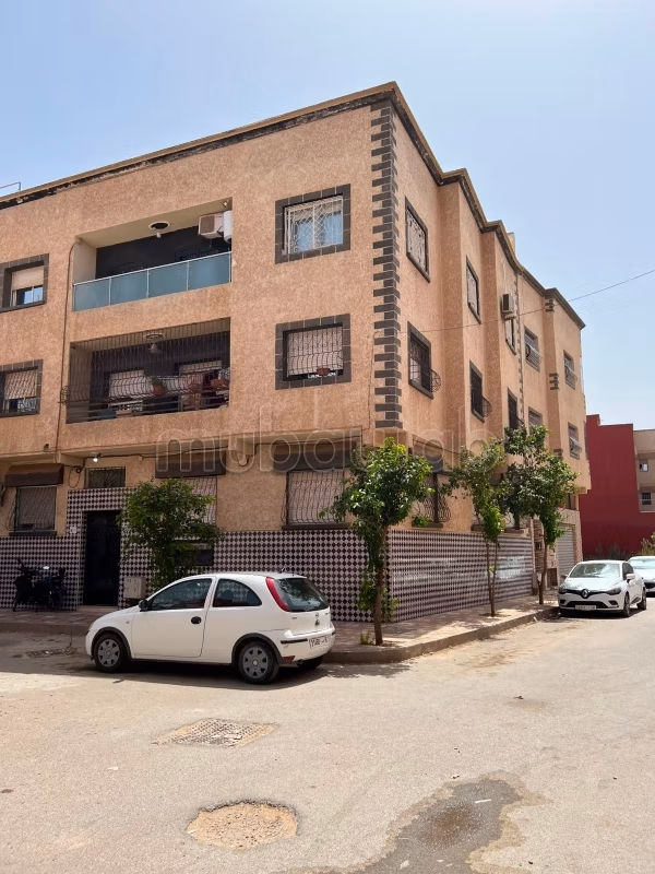 Bel appartement à vendre à Deroua. 
4 grandes pièces. 
Meublé