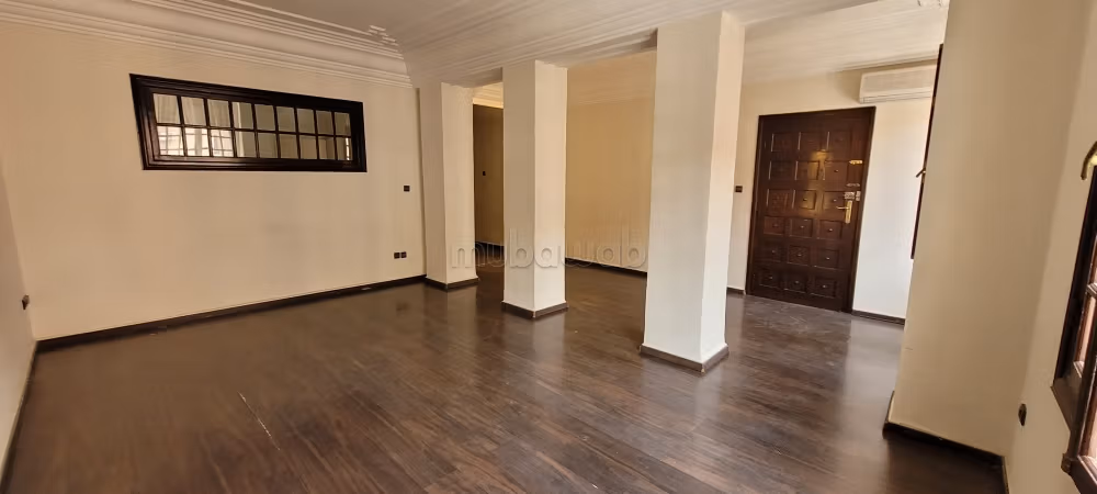 Louez cet appartement à Guéliz. 
Surface de 126 m². 
Avec ascenseur