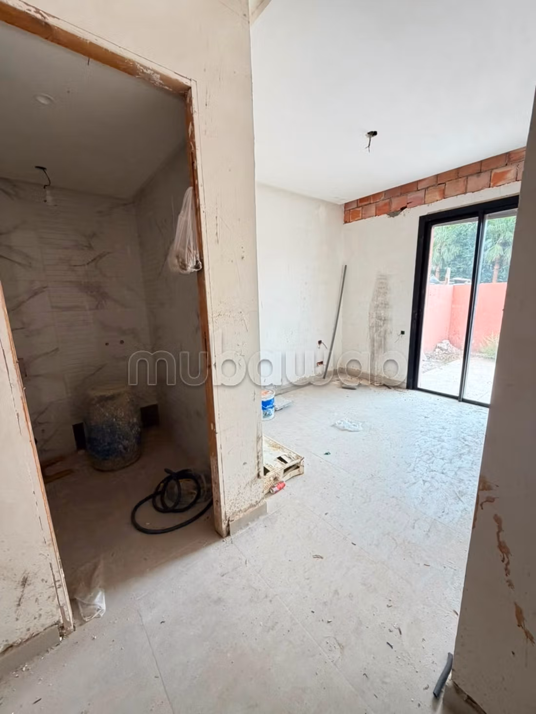 Splendide villa à vendre à Route de Tahanaout.
Surface de 240 m².
Semi finie
