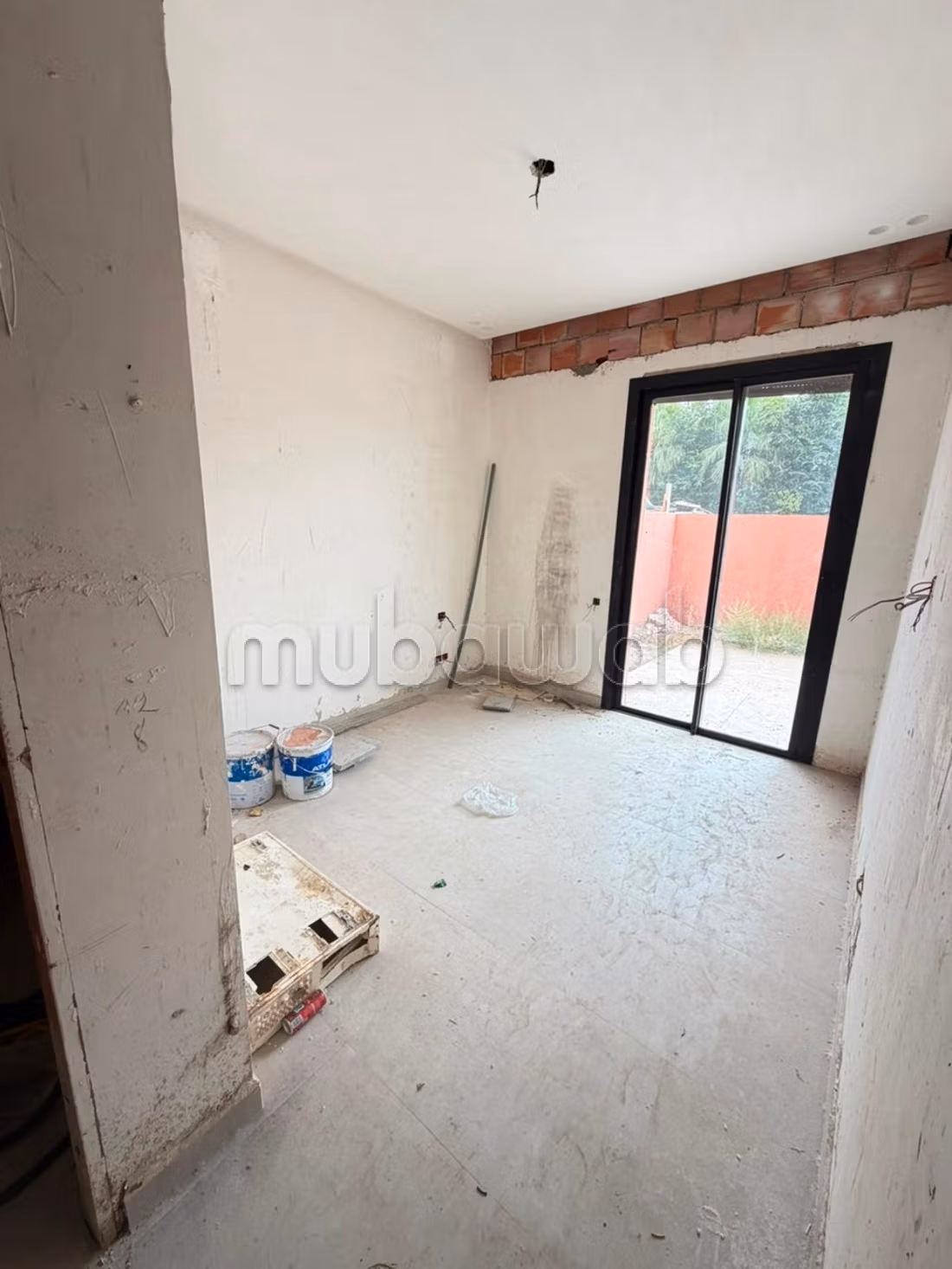 Splendide villa à vendre à Route de Tahanaout.
Surface de 240 m².
Semi finie