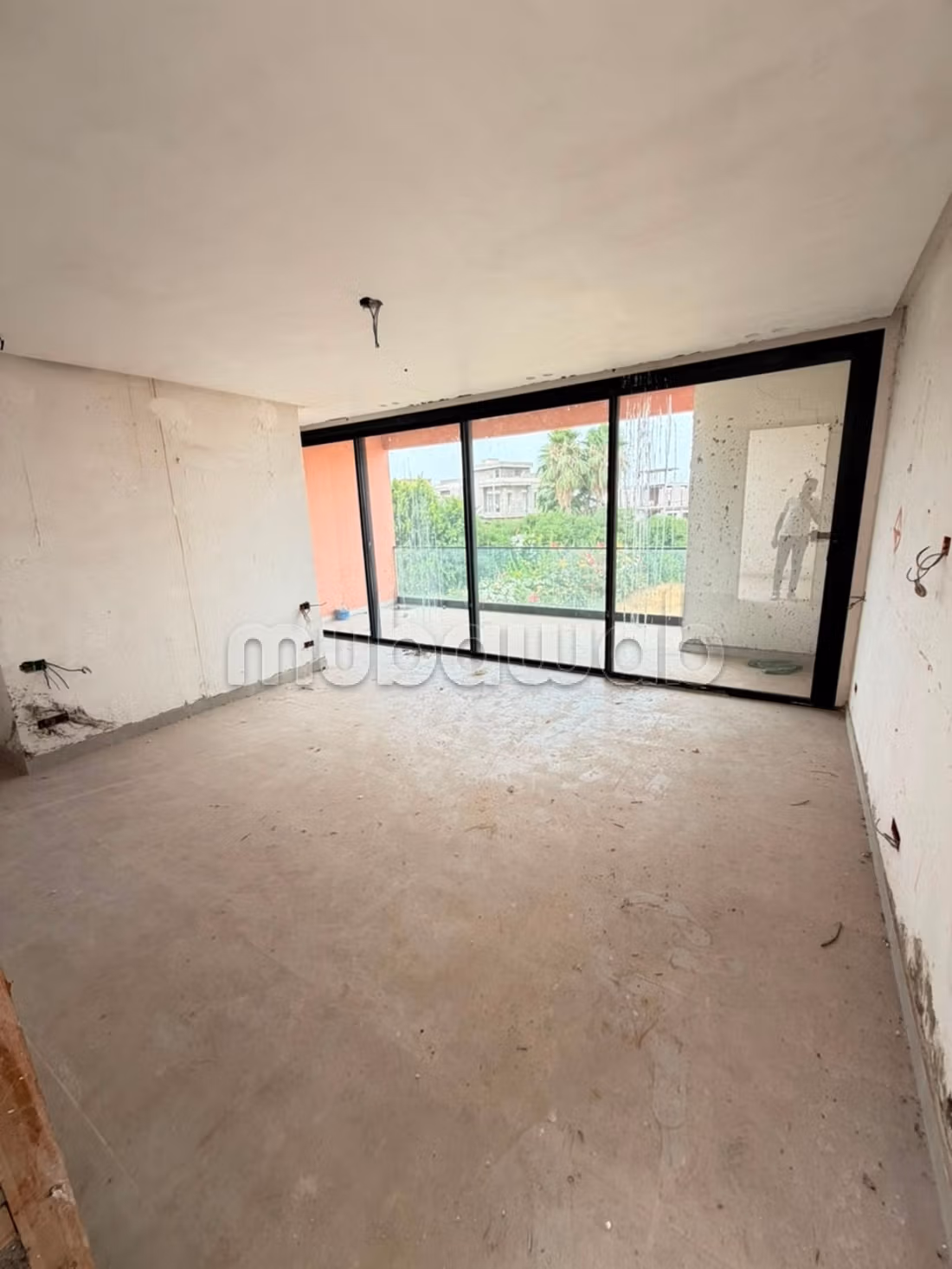 Splendide villa à vendre à Route de Tahanaout.
Surface de 240 m².
Semi finie