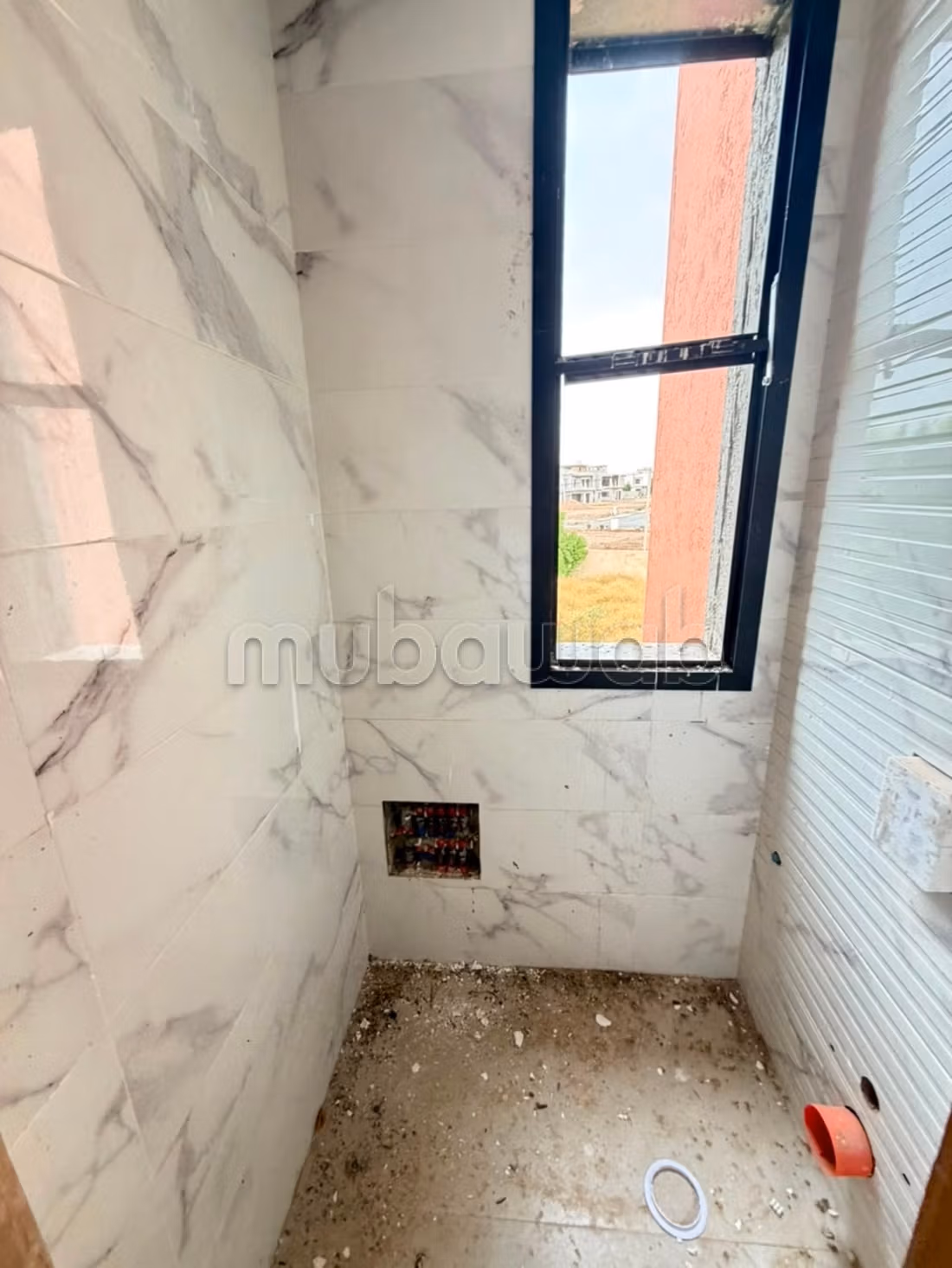 Splendide villa à vendre à Route de Tahanaout.
Surface de 240 m².
Semi finie