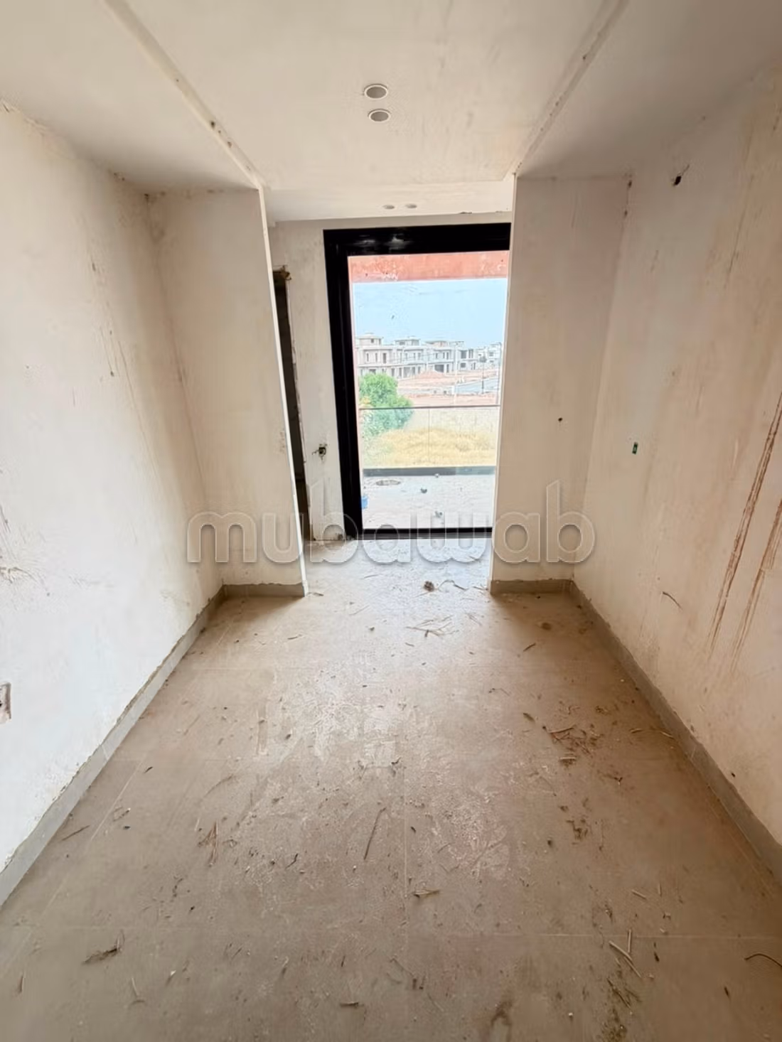 Splendide villa à vendre à Route de Tahanaout.
Surface de 240 m².
Semi finie