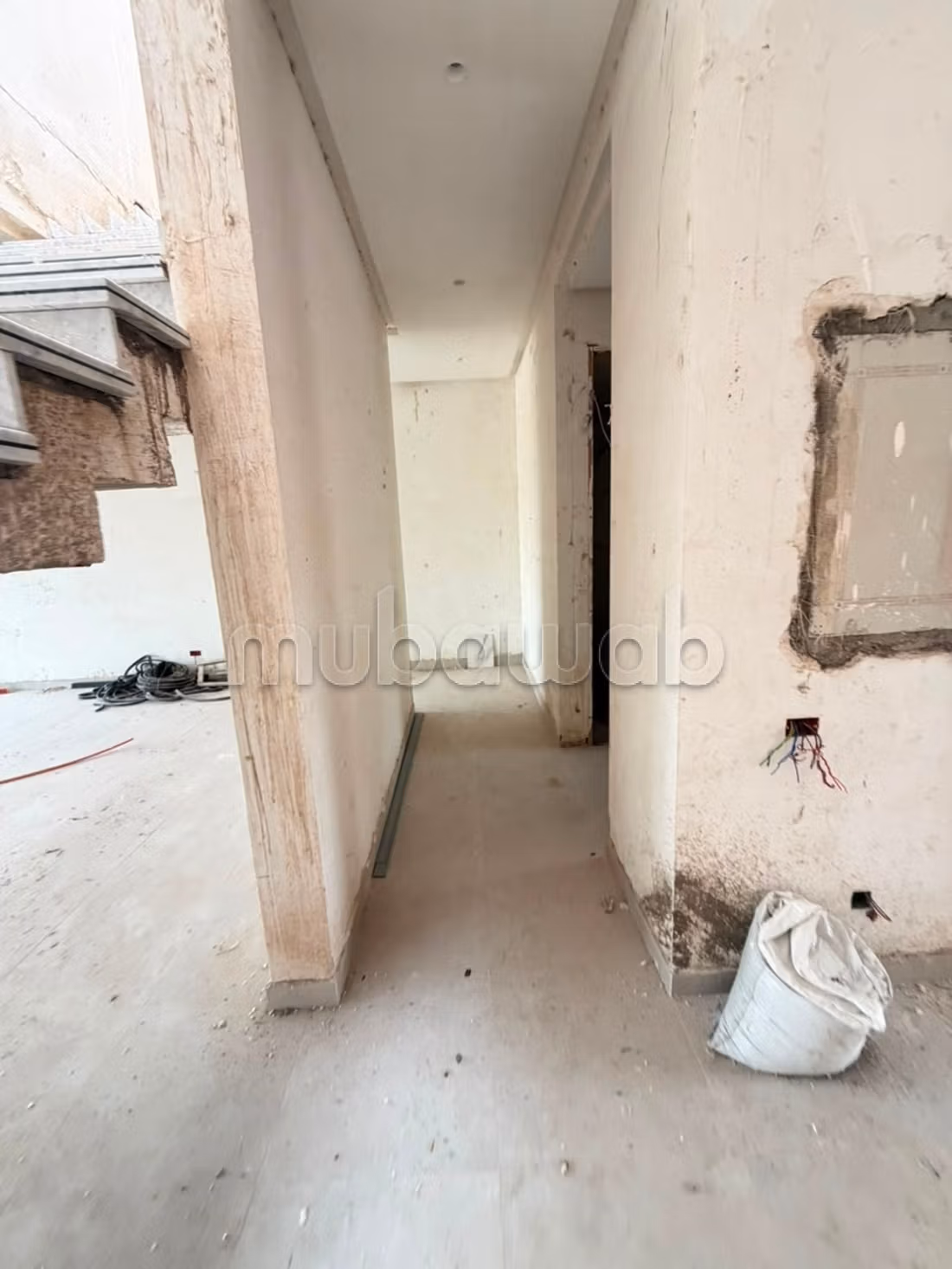 Splendide villa à vendre à Route de Tahanaout.
Surface de 240 m².
Semi finie
