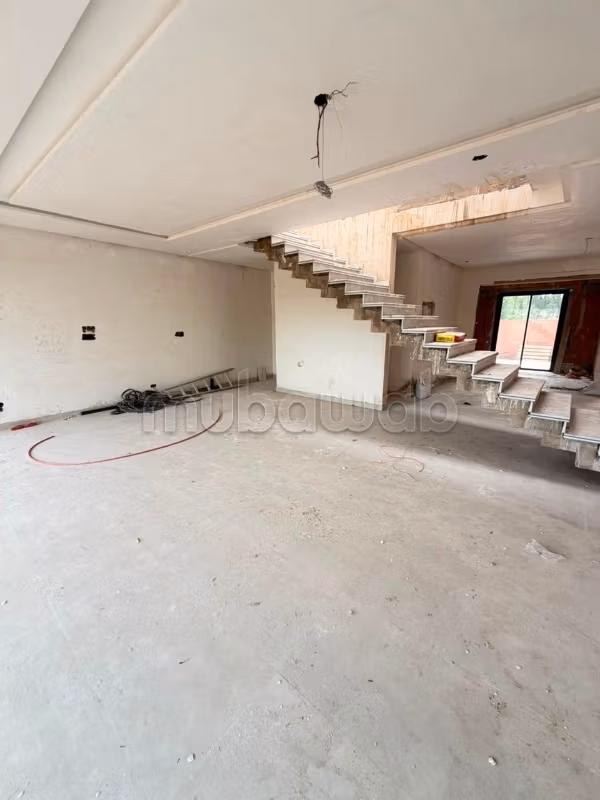 Splendide villa à vendre à Route de Tahanaout.
Surface de 240 m².
Semi finie