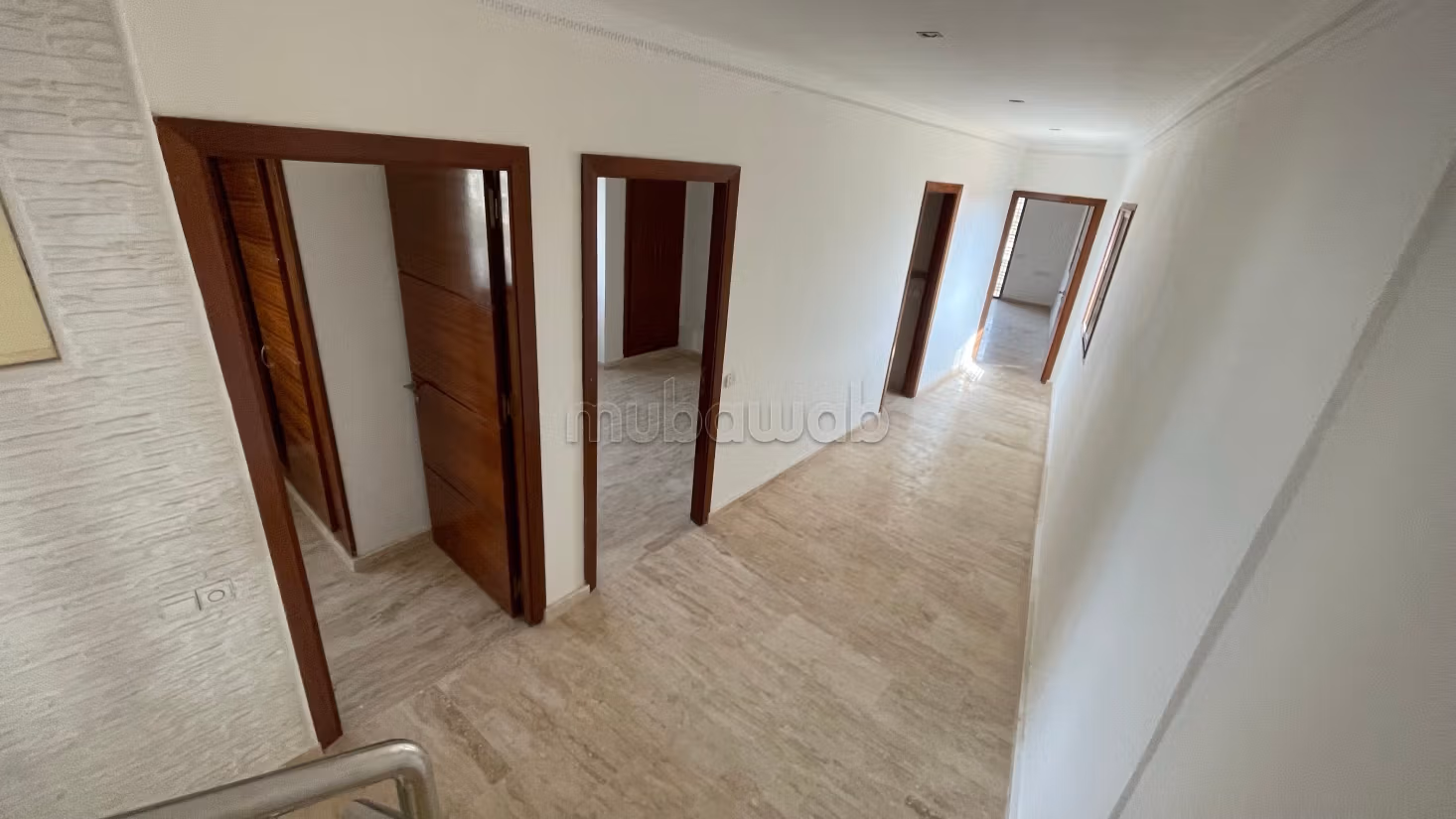 Maison de luxe à vendre à Harhoura. 
Surface de 384 m². 
Porte blindée, salon marocain