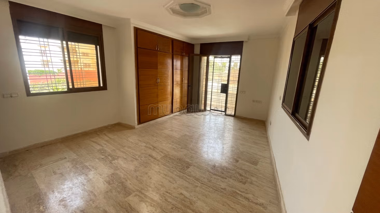 Maison de luxe à vendre à Harhoura. 
Surface de 384 m². 
Porte blindée, salon marocain