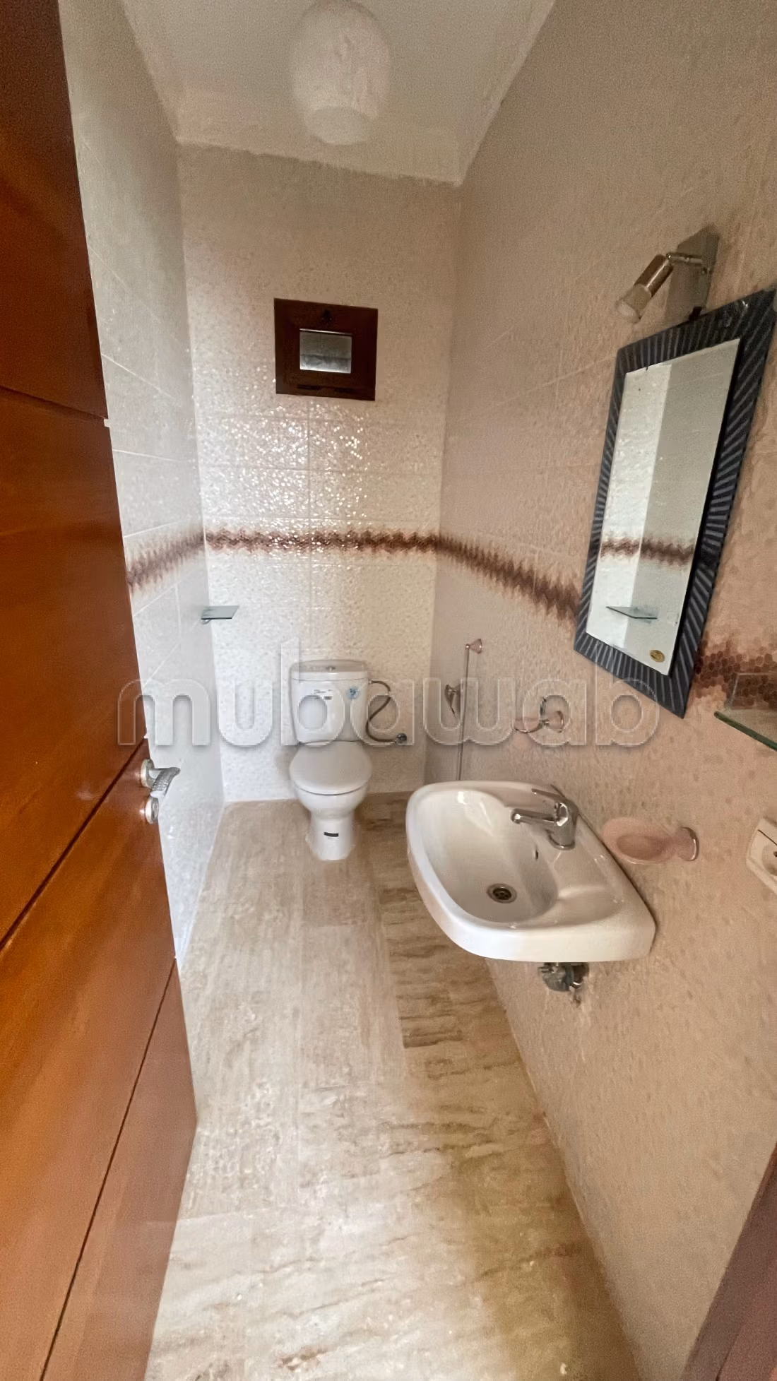 Maison de luxe à vendre à Harhoura. 
Surface de 384 m². 
Porte blindée, salon marocain