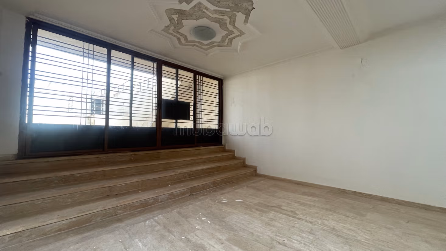 Maison de luxe à vendre à Harhoura. 
Surface de 384 m². 
Porte blindée, salon marocain