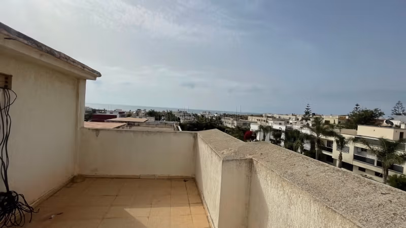Maison de luxe à vendre à Harhoura. 
Surface de 384 m². 
Porte blindée, salon marocain