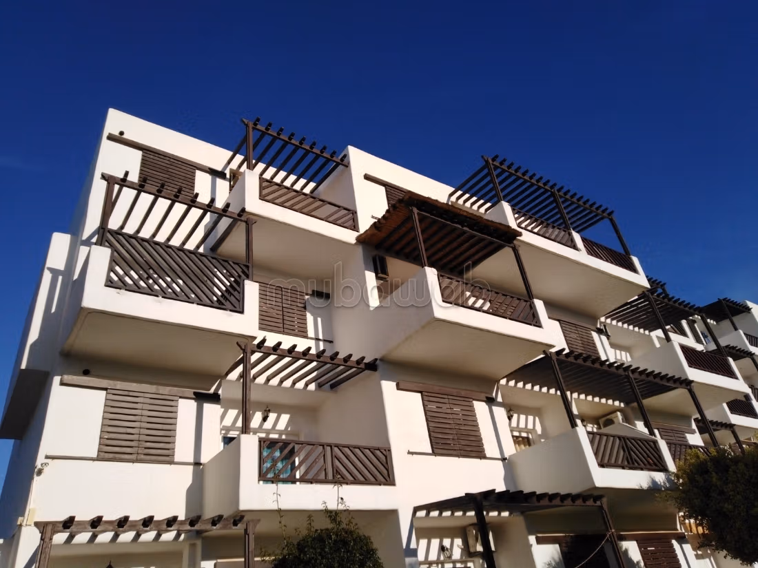 Bellissimi appartamenti in affitto a Cabo Negro in una residenza sorvegliata 24 ore su 24 con parco verde, piscina e area giochi