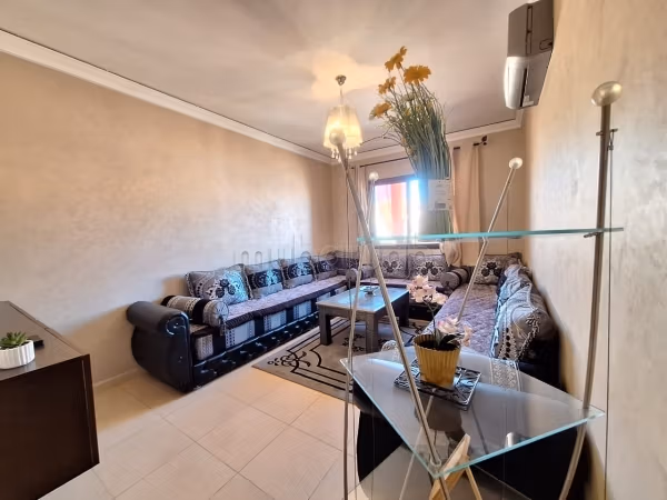 Appartement te koop in Hay Mabrouka. 3 comfortabele kamers. Lift en terras