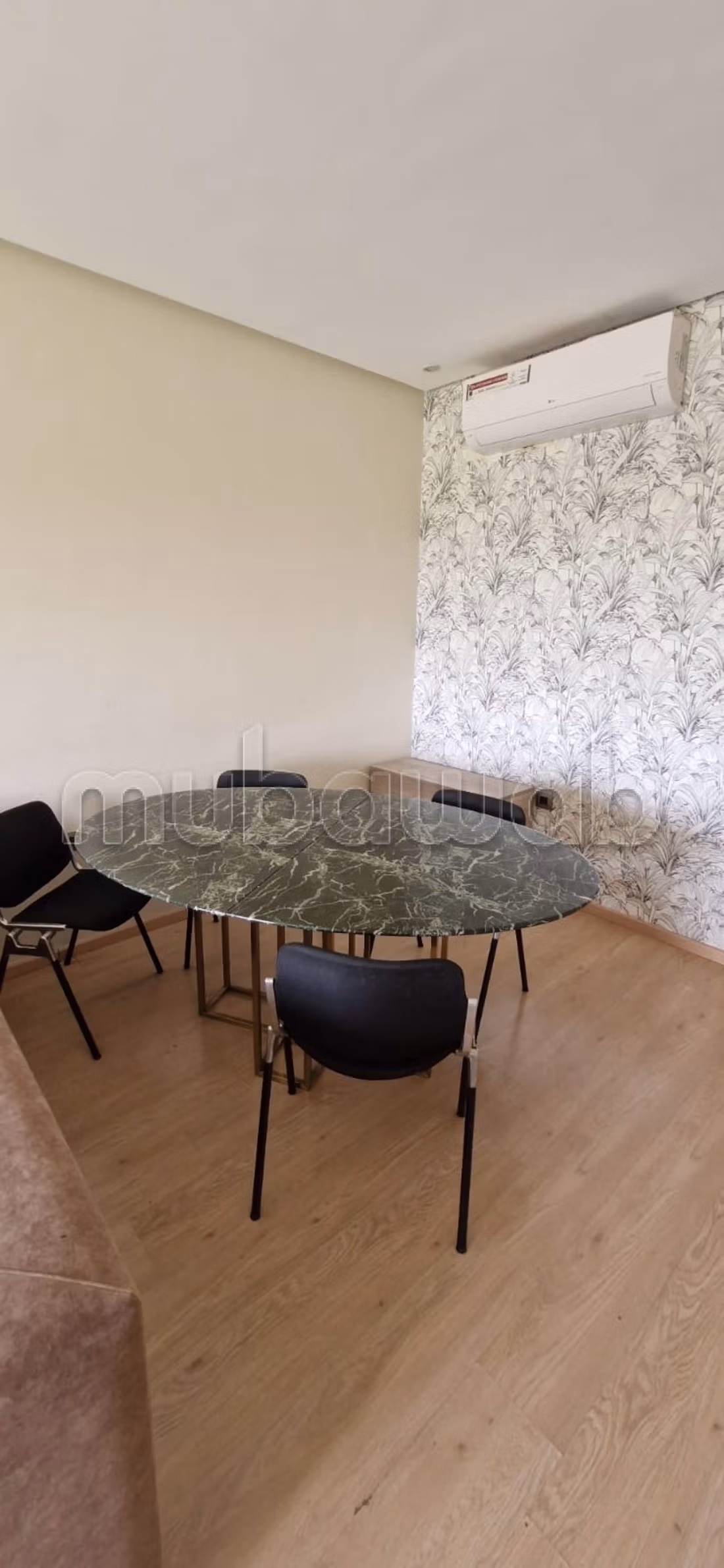 Vend appartement à Agdal. 
Surface totale 80 m². 
Bien meublé — 2