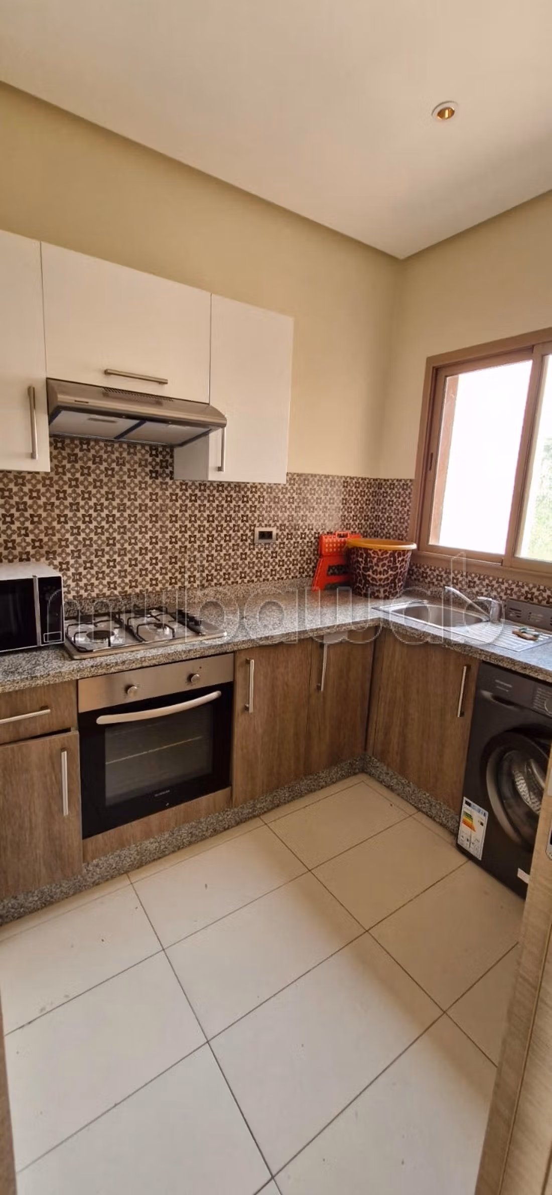 Vend appartement à Agdal. 
Surface totale 80 m². 
Bien meublé — 3