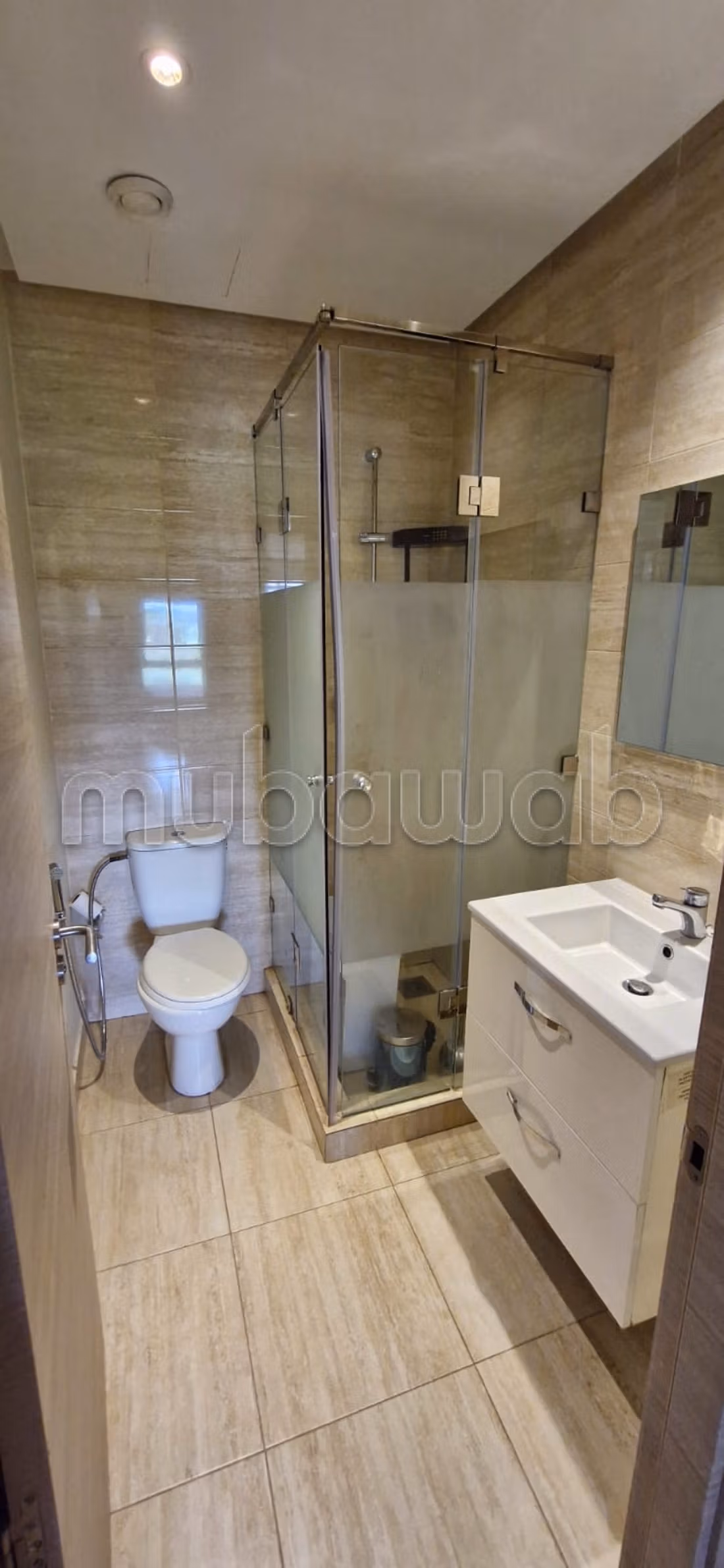 Vend appartement à Agdal. 
Surface totale 80 m². 
Bien meublé — 5