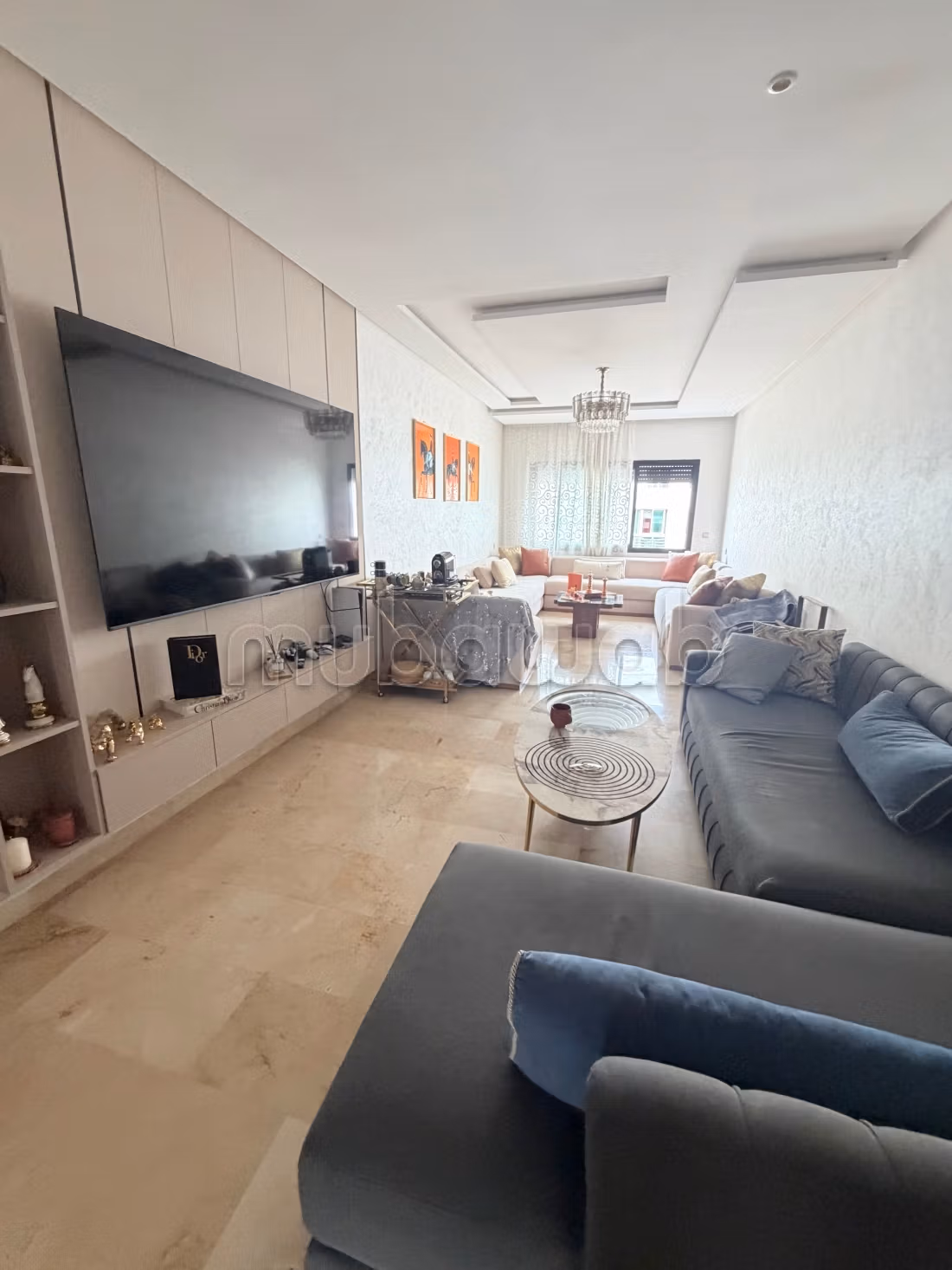 Appartement à louer à Roches Noires.
1 Pièce.
Meublé