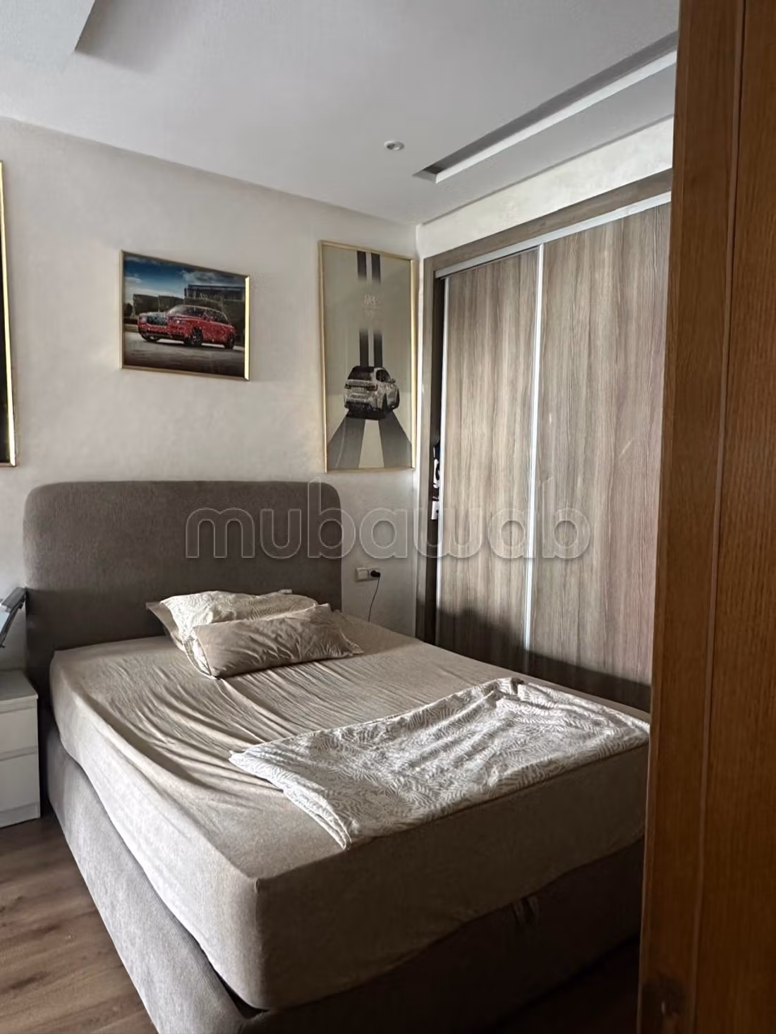 Appartement à louer à Roches Noires.
1 Pièce.
Meublé — 5