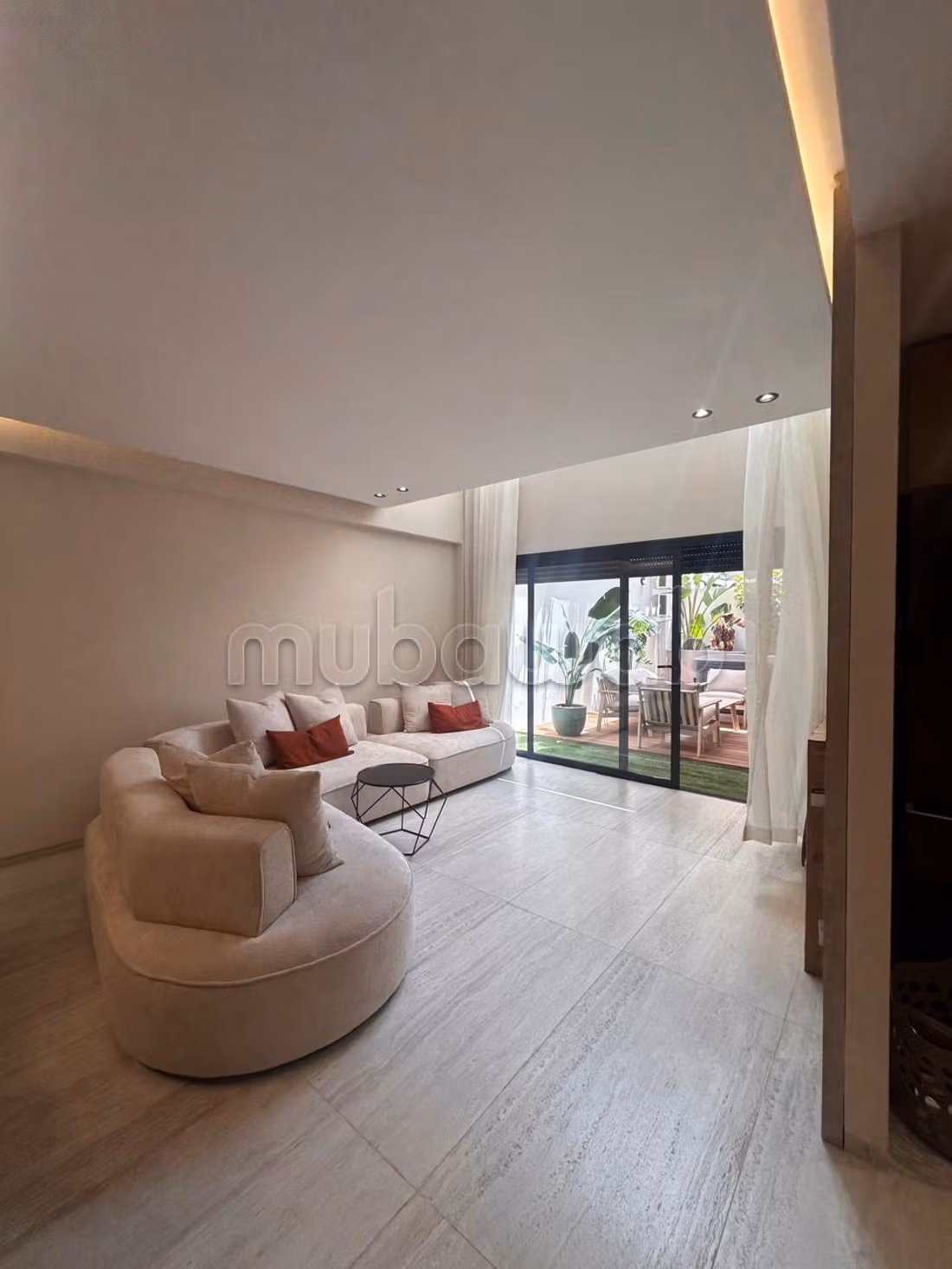 Location d'un appartement à Riviera.
Superficie 98 m².
Bien meublé — 4