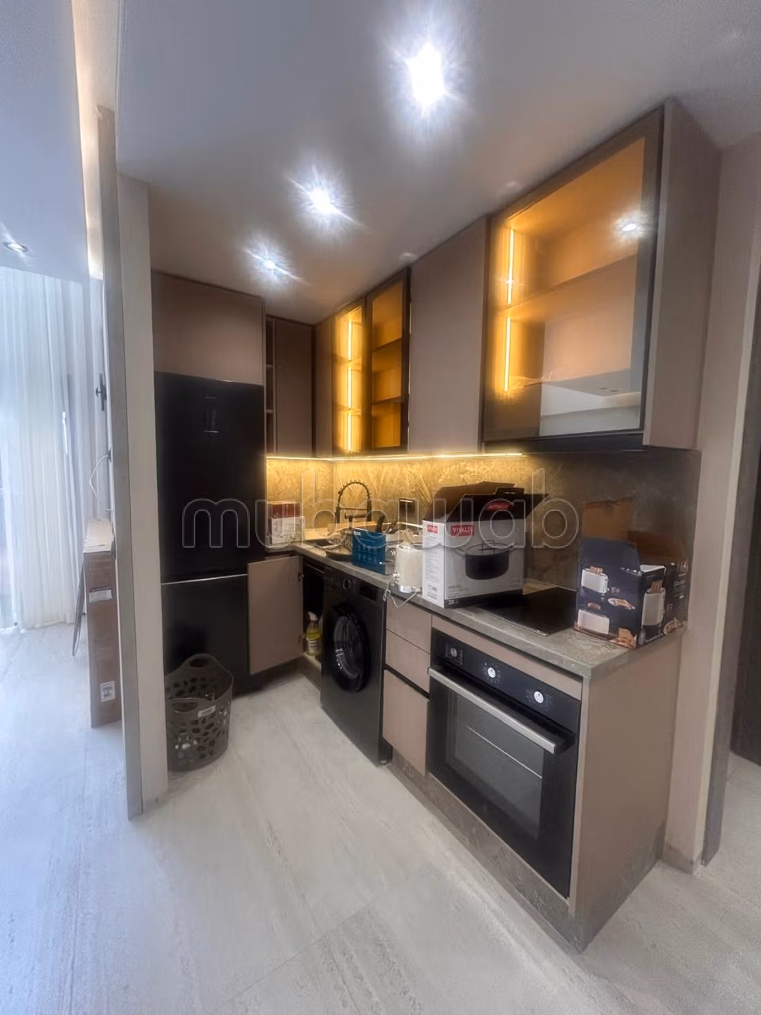 Location d'un appartement à Riviera.
Superficie 98 m².
Bien meublé — 6