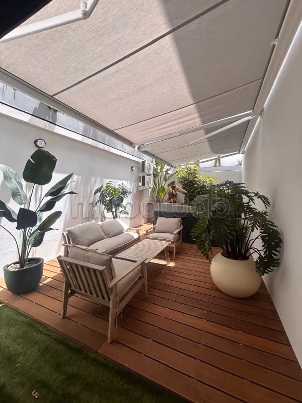 Location d'un appartement à Riviera. 
Superficie 98 m². 
Bien meublé