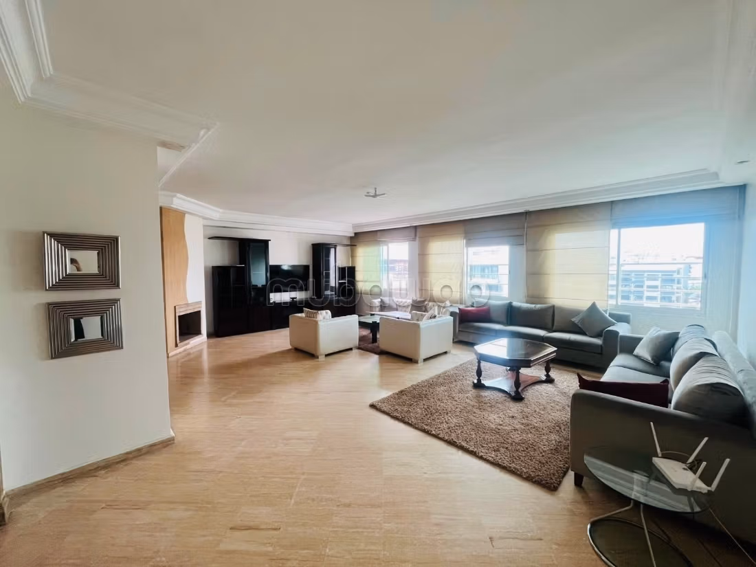 Bel Appartement en location meublée à Palmier.
Surface totale 160 m².
Meublé