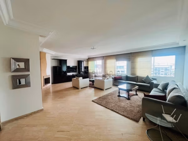 Bel Appartement en location meublée à Palmier.
Surface totale 160 m².
Meublé
