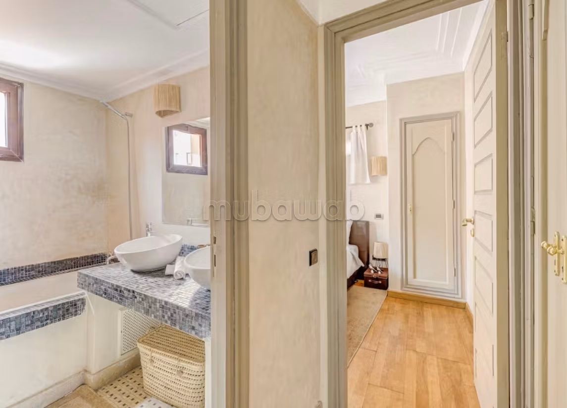 Rent this apartment in Guéliz. Small area 90 m². Ample storage space