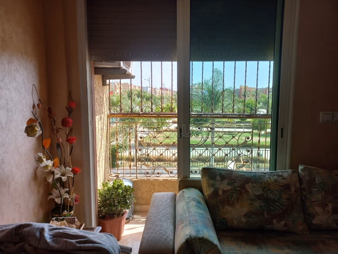 Vente d'un bel appartement à Deroua. 2 chambres agréables. Cuisinière avec four