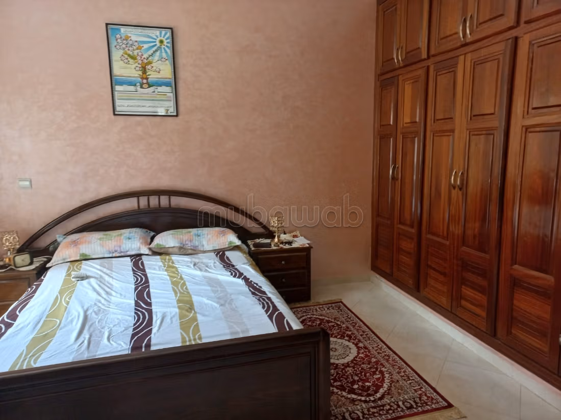 Vente d'un bel appartement à Deroua. 2 chambres agréables. Cuisinière avec four